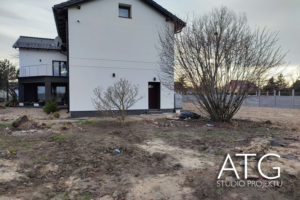 widok na dom przed pracami ogrodowymi,